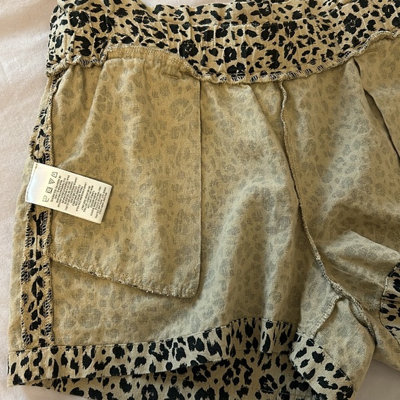 Jolt leopard print shorts. Size Medium - Picture 4 of 8